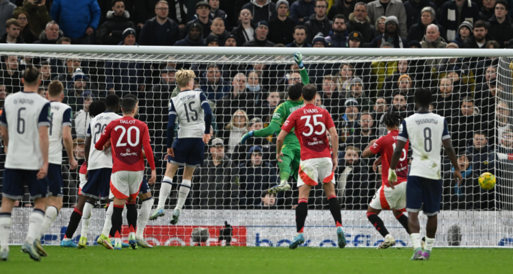 Con golazo olímpico de Son: Tottenham a semis de Copa de Liga tras eliminar a Manchester United