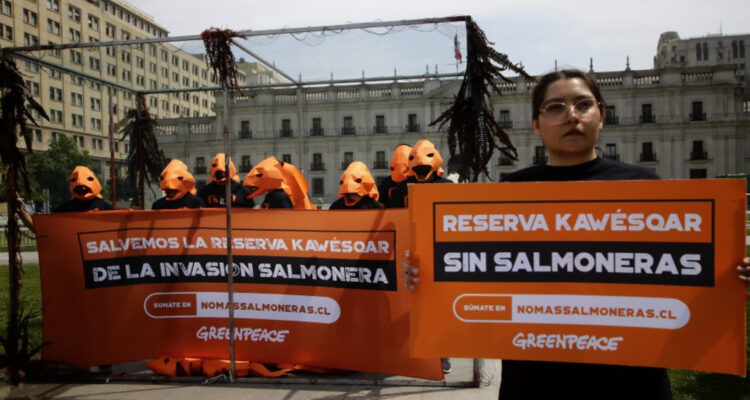 Greenpeace protesta frente a la moneda por salmoneras