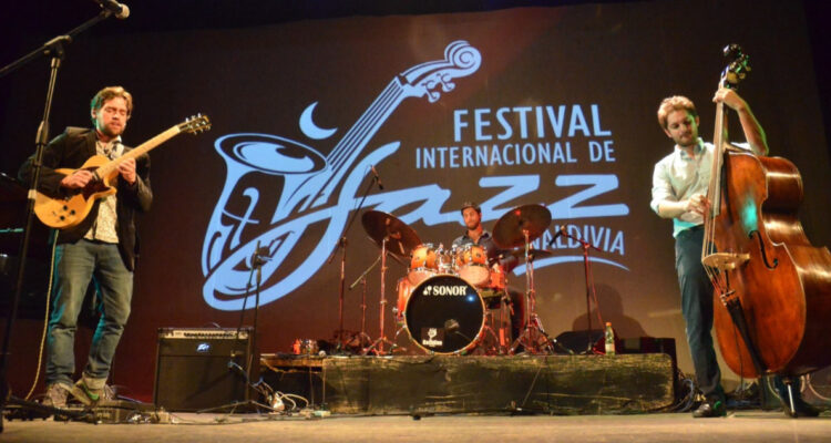 Festival de jazz y obras de teatro lideran los panoramas culturales en Valdivia este fin de semana
