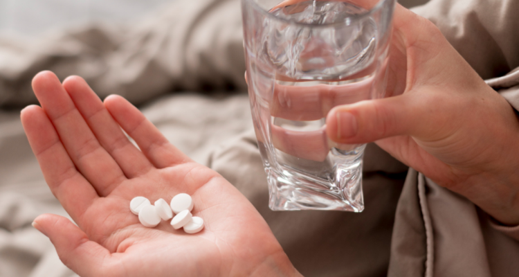 Persona tomando paracetamol en referencia a estudio que afirma que el uso repetitivo aumenta riesgo de enfermedades gastrointestinales