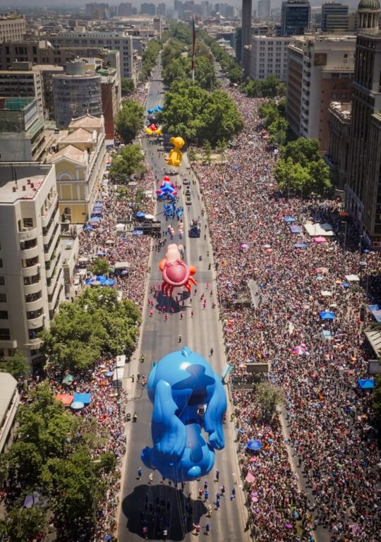 Más de un millón de personas vieron desfile de "Furia", "Stitch", "Buzz" y "La Sirenita" en Santiago