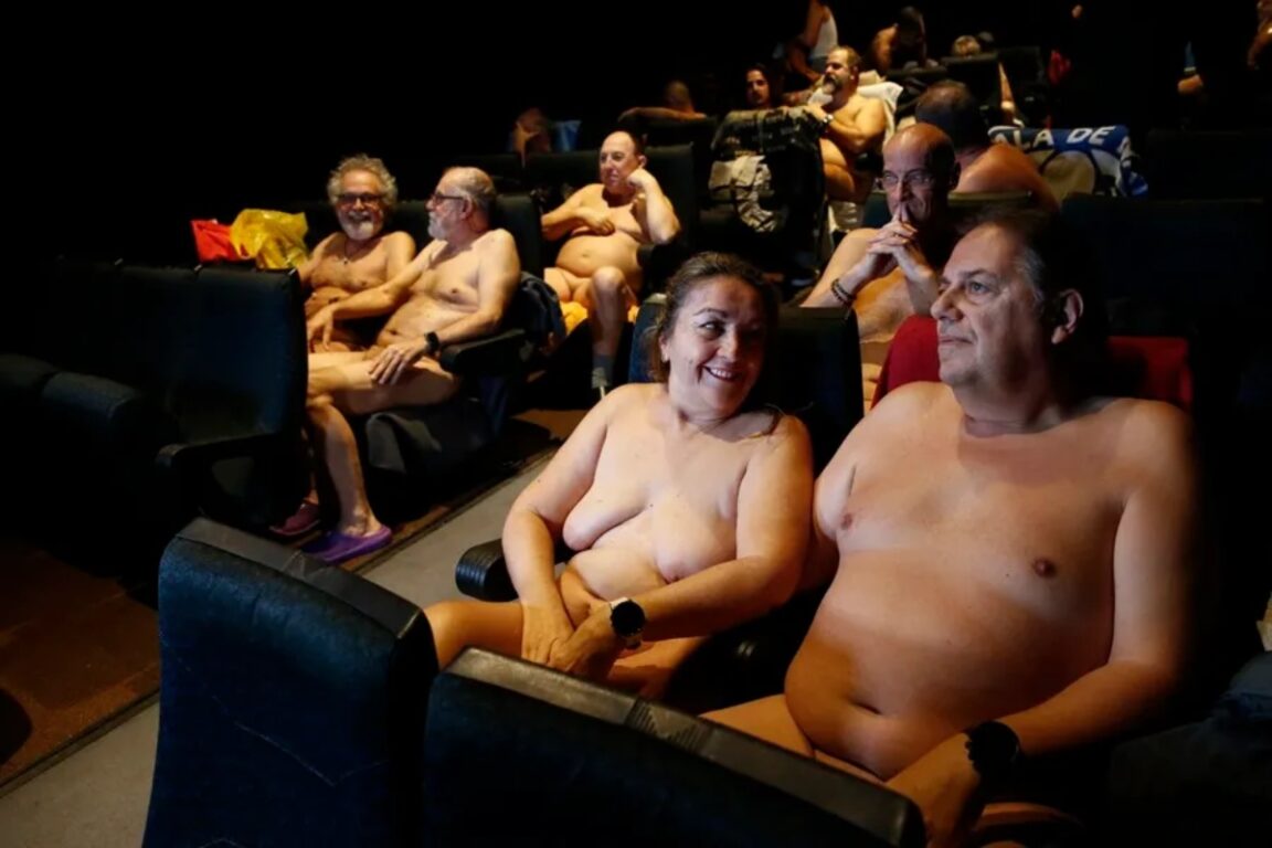 Ver una película completamente desnudo: "Pases nudistas" revolucionan los cines españoles