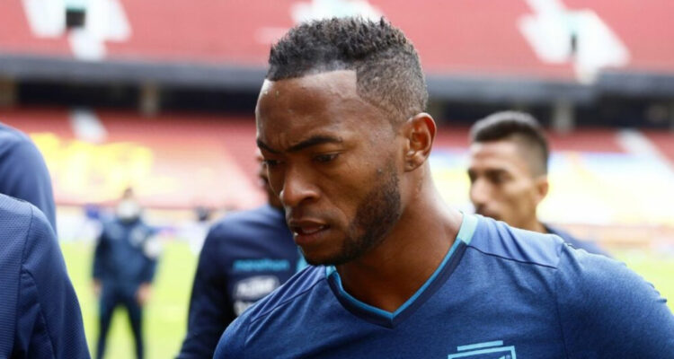 Pedro Pablo Perlaza entrenando en la Selección de Ecuador en 2022