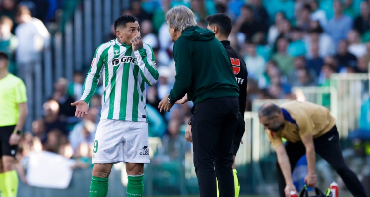 Manuel Pellegrini critica a sus jugadores por opaco rendimiento en Conference League.