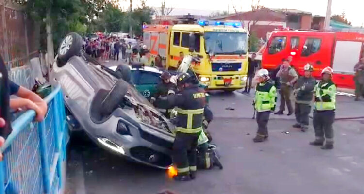 Persecución termina con 3 menores detenidos, con auto volcado y 2 carabineros lesionados en Lo Espejo