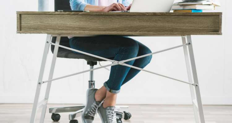 Persona sentada en referencia a porqué causa mayor riesgo de enfermedades cardíacas