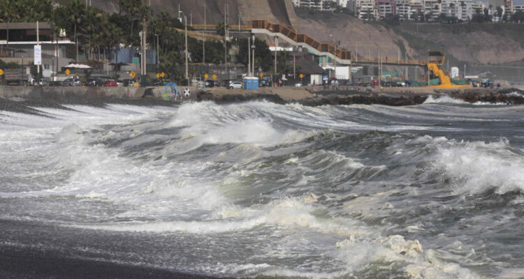 Perú ordena cierre de 91 puertos ante impacto por fuertes marejadas