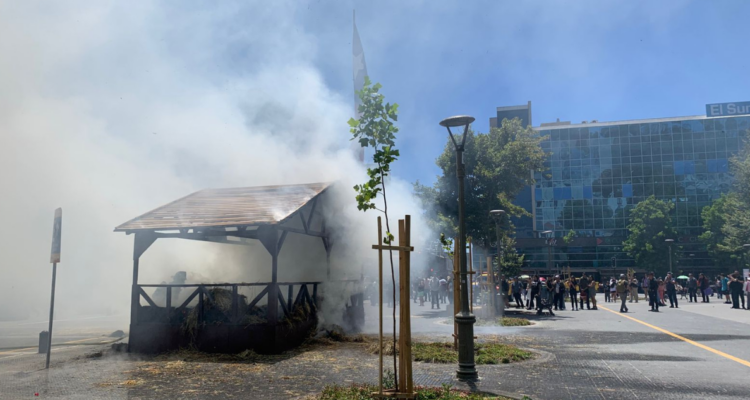 Incendio de pesebre navideño en la Plaza de la Independencia de Concepción