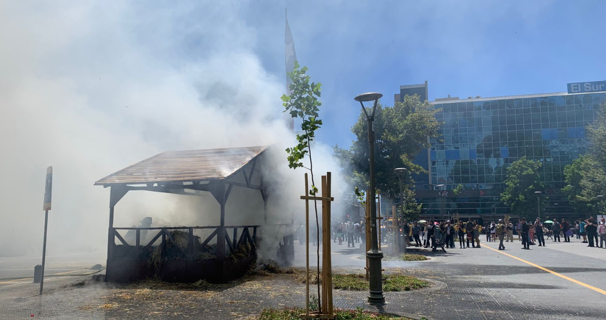 Incendio de pesebre navideño en la Plaza de la Independencia de Concepción
