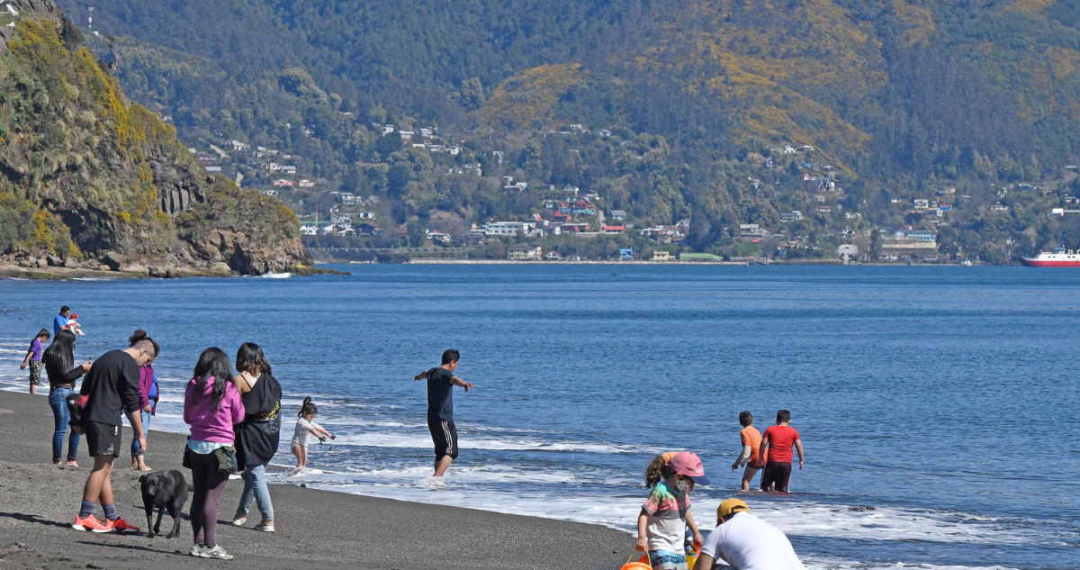 Personas disfrutando de playa en Valdivia