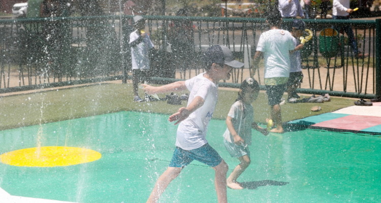Inauguran plazas de agua en 18 comunas de la RM: revisa direcciones y horario para llevar a tus hijos