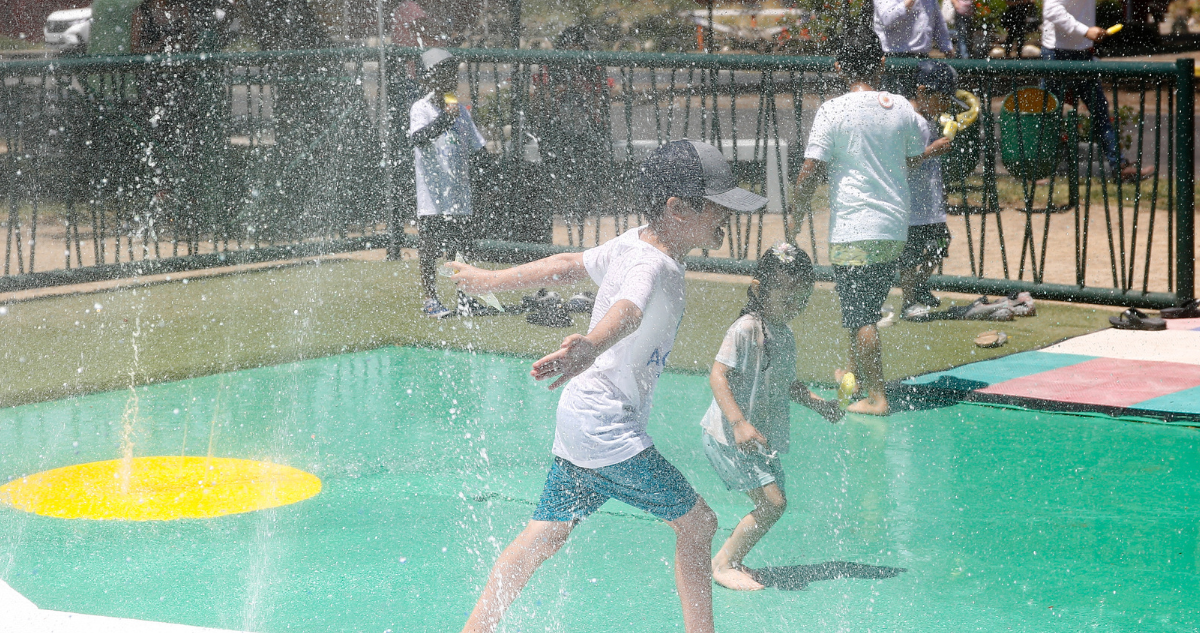 Inauguran plazas de agua en 18 comunas de la RM: revisa direcciones y horario para llevar a tus hijos