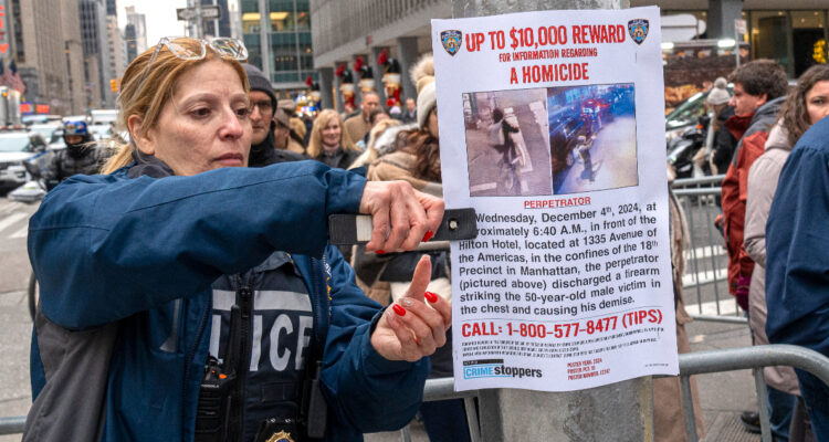 Policía cree que sospechoso de matar a CEO de firma ligada a Banmédica abandonó Nueva York