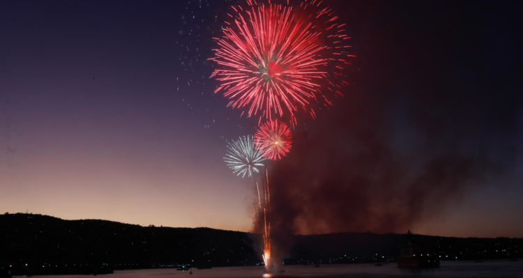 Por marejadas: suspenden lanzamiento de fuegos artificiales en el sector Laguna Verde de Valparaíso