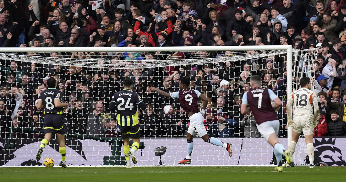 Manchester City perdió con Aston Villa por la Premier League.