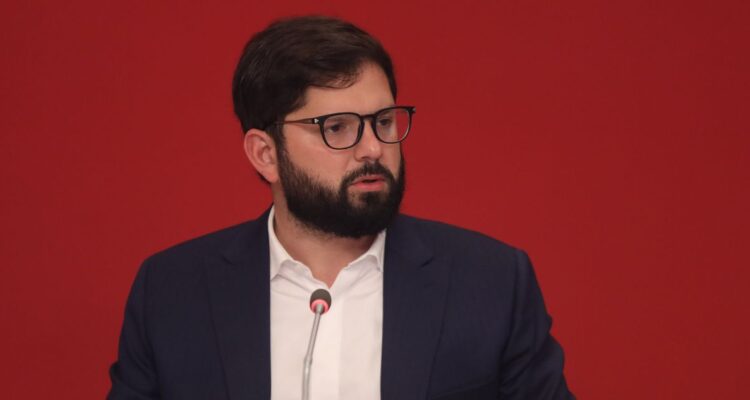 Fiscalía instruye revisar correos entregados por defensa de Pdte. Boric tras denuncia en su contra