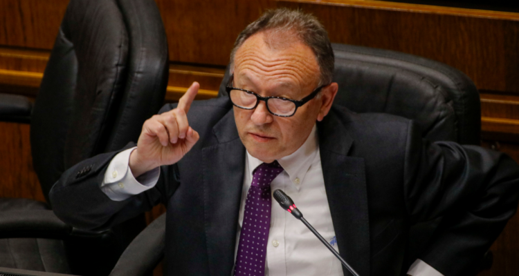Presidente del Senado tacha de “insultante” la forma de pago de las isapres: se abre a modificar ley
