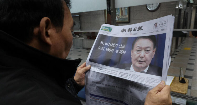 Piden orden de arresto contra presidente surcoreano Yoon por declarar la ley marcial