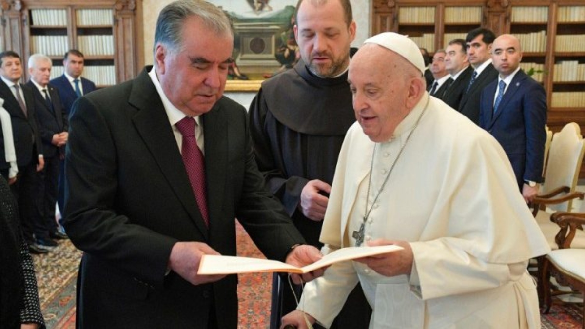 Presidente de Tayikistán junto al Papa