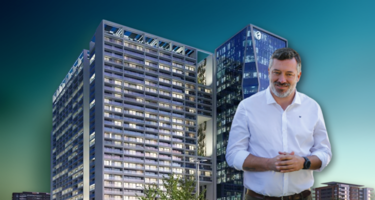 Sichel con Eco Egaña detrás