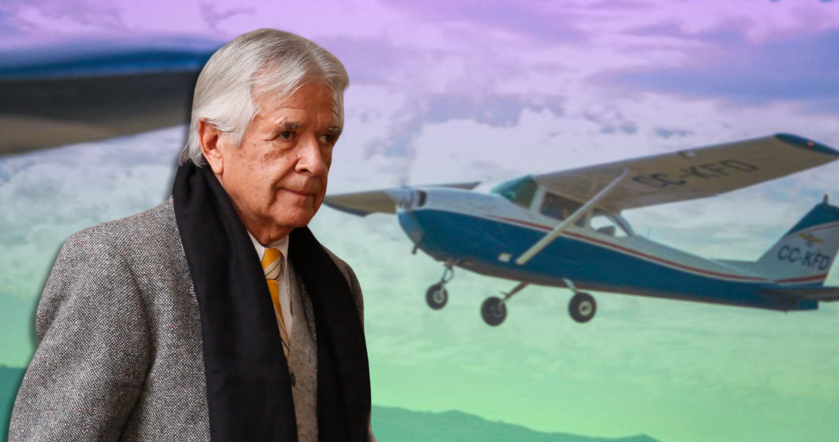 Carlos Cardoen y avión a su espalda.