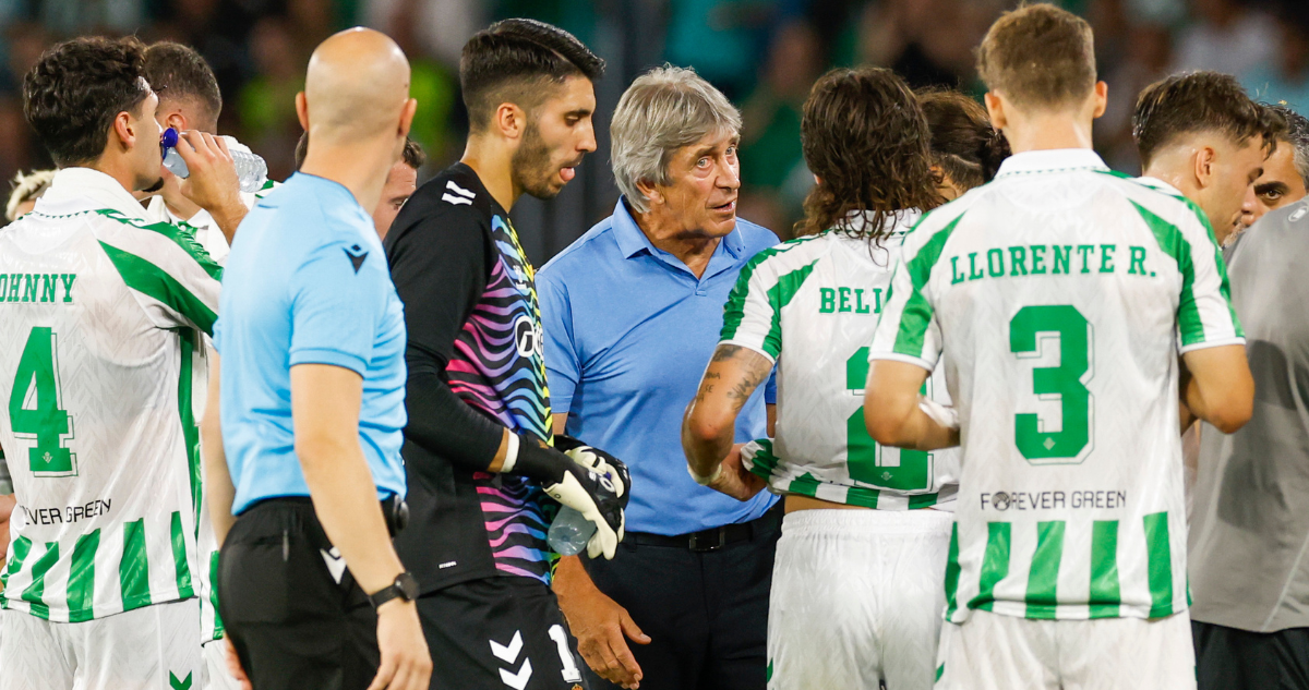 Manuel Pellegrini habría pedido la salida de uno de sus delanteros.