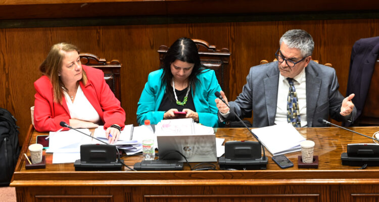 Rechazo en el Senado al bono para Carabineros marca avance del reajuste al sector público