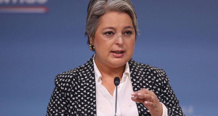 Entregando cifras: ministra Jara responde a las AFP y se suma a la defensa de una reforma de pensiones