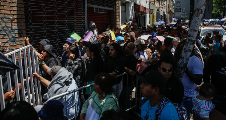 Citan a la Cámara a directores del Registro Civil y de la PDI por caótico enrolamiento de migrantes