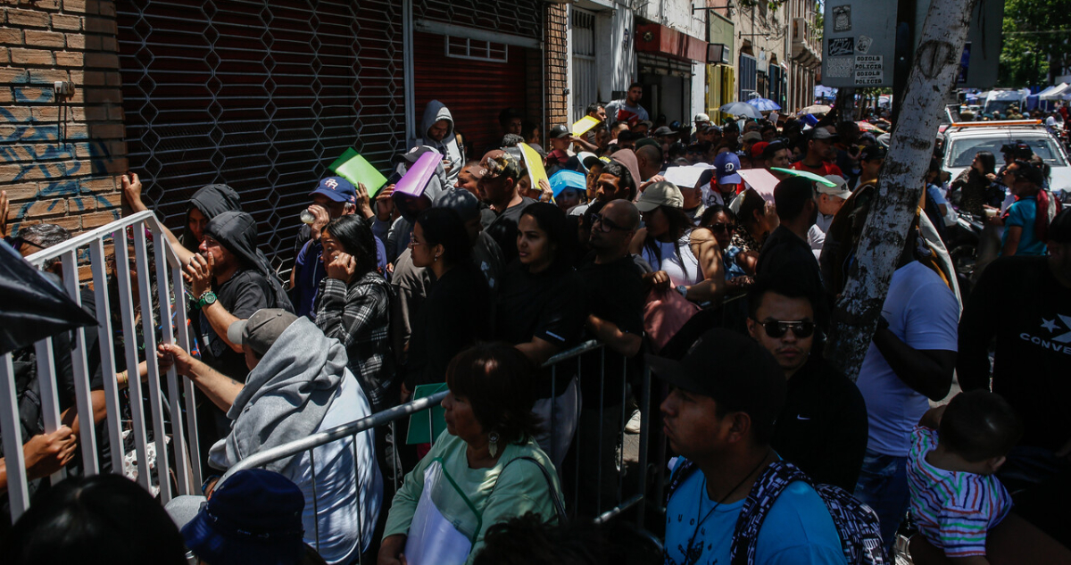 Citan a la Cámara a directores del Registro Civil y de la PDI por caótico enrolamiento de migrantes