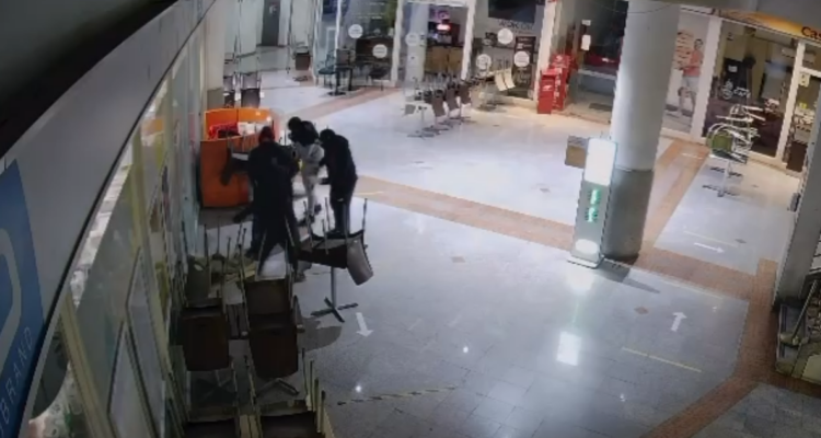 Robo en stripcenter de Huechuraba termina con un carabinero herido y tres detenidos