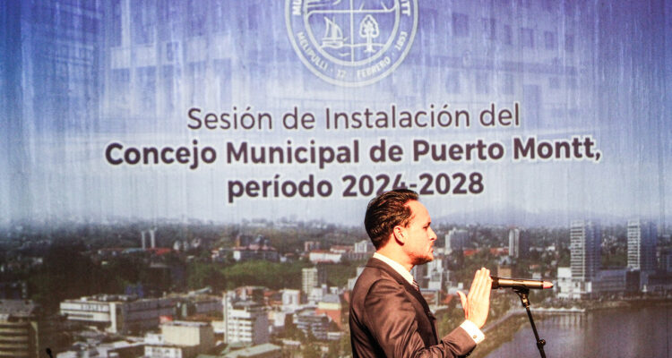 Rodrigo Wainraihgt jurando como alcalde de Puerto Montt