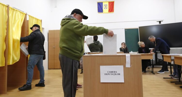 Un hombre votando en la primera vuelta de Rumania