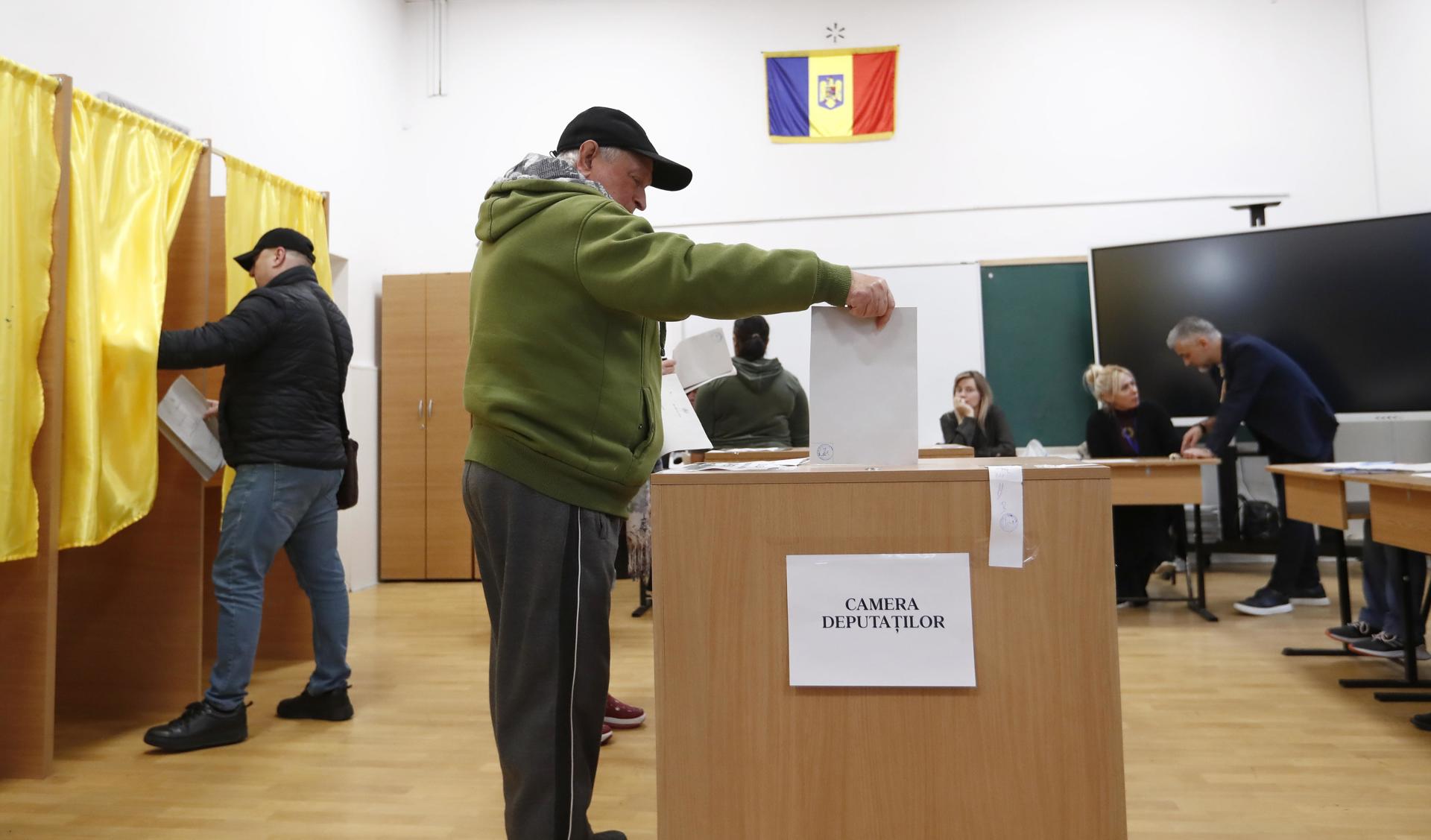 Un hombre votando en la primera vuelta de Rumania