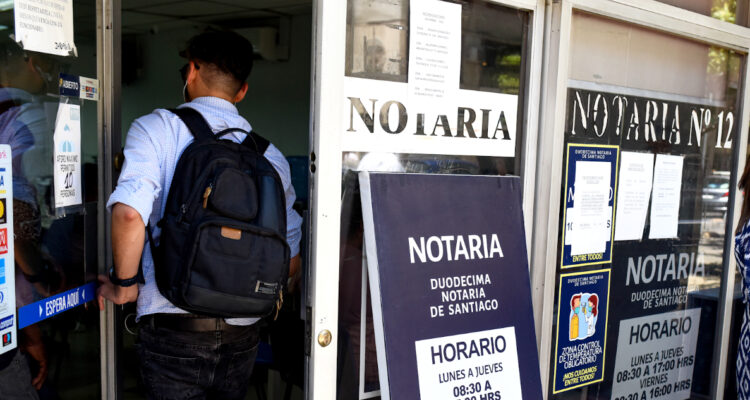 Senado despacha proyecto que moderniza sistema notarial y fija límite de edad para cargos