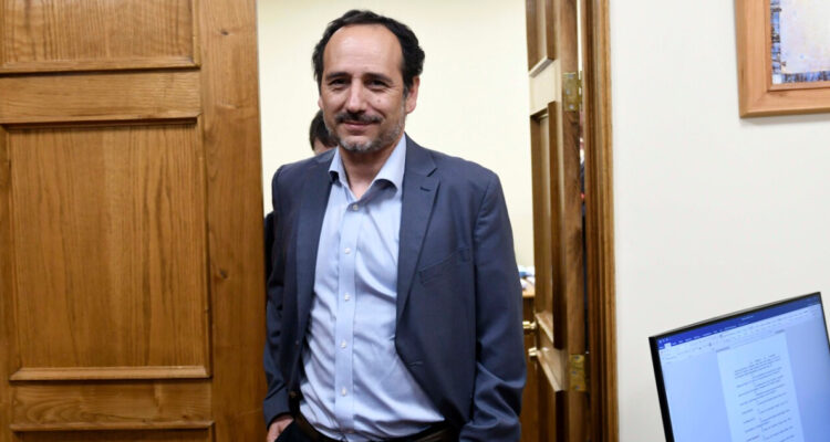 Senador Núñez (PC): “Tenemos que estar con los dos pies en la calle y los dos pies en La Moneda”