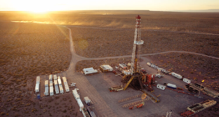 Shell se une a YPF para desarrollar proyecto en megayacimiento de gas natural en Argentina