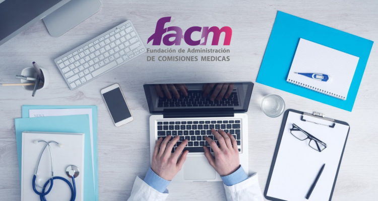 Contexto, médico realizando una evaluación