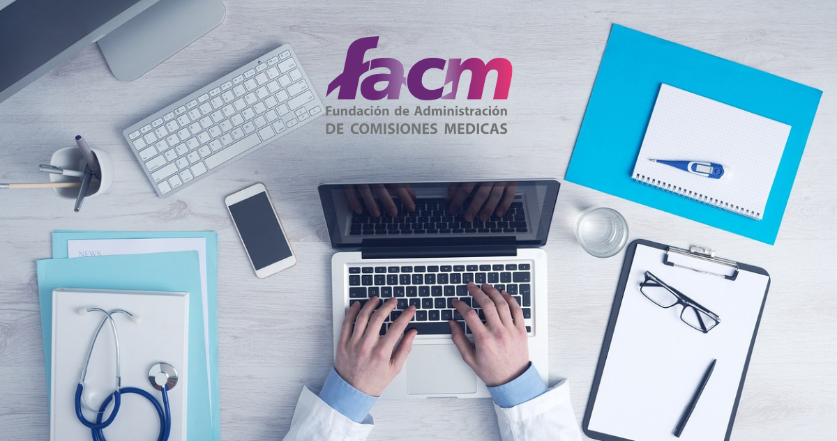 Contexto, médico realizando una evaluación