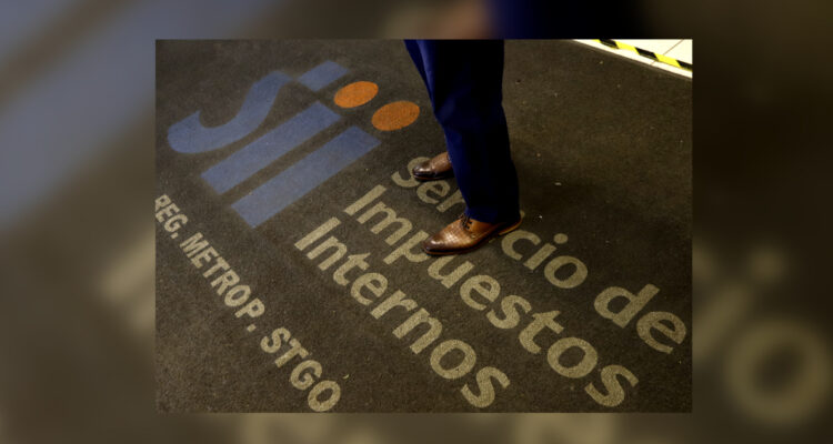 SII detecta más de 153 mil cuentas de chilenos en el extranjero, en lugares como Islas Caimán y Suiza