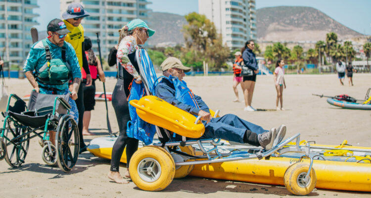 Vivo y Wheel The World instalan pasarela y silla para personas con discapacidad en playa de Coquimbo