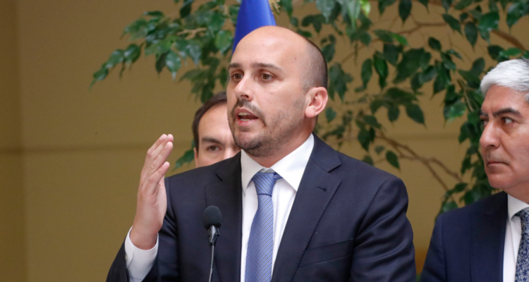 Longton (RN) acusa que empresarios apoyan regularización porque “piensan en tener mano de obra barata”