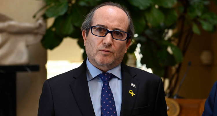 Embajador de Israel expresa su molestia por regalo de comunidad palestina a Boric: “Qué verguenza”