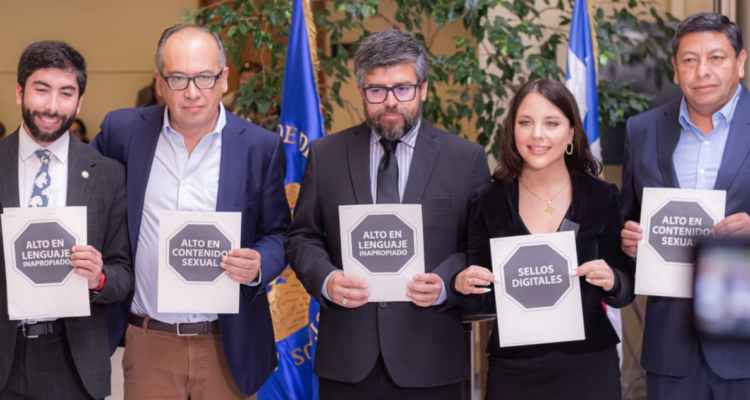 Diputados IND-PPD presentan proyecto para que se rotule con sellos de advertencia el contenido digital