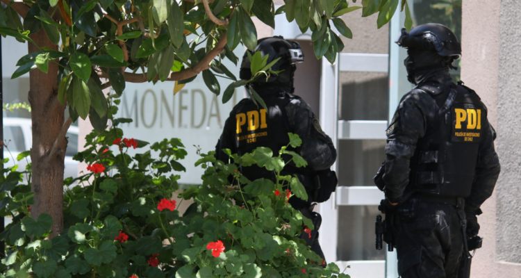 Detienen a banda que vendía accesorios de celulares falsificados en Santiago: requisaron $105 millones