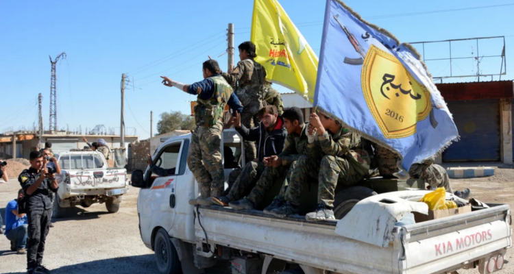 Foto de archivo de combatientes de las Fuerzas de Siria Democrática (FSD)