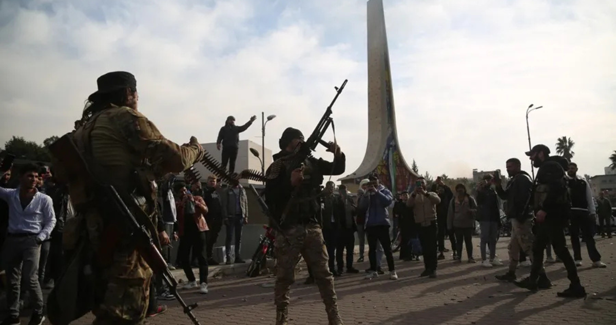 Rebeldes sirios celebran en la Plaza de los Omeyas en Damasco tras el derrocamiento de Al Assad