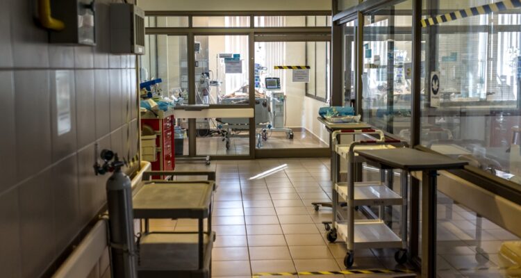 Sumario administrativo a subdirector médico del Hospital de Osorno que priorizó operación de su hermana