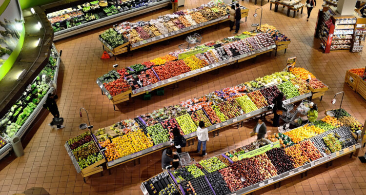 Una jueza federal bloquea la mayor fusión de supermercados en la historia de Estados Unidos