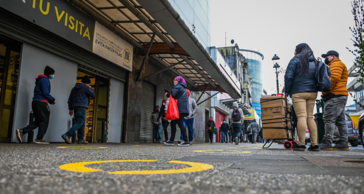 Personas caminando por la calle por desempleo en La Araucanía